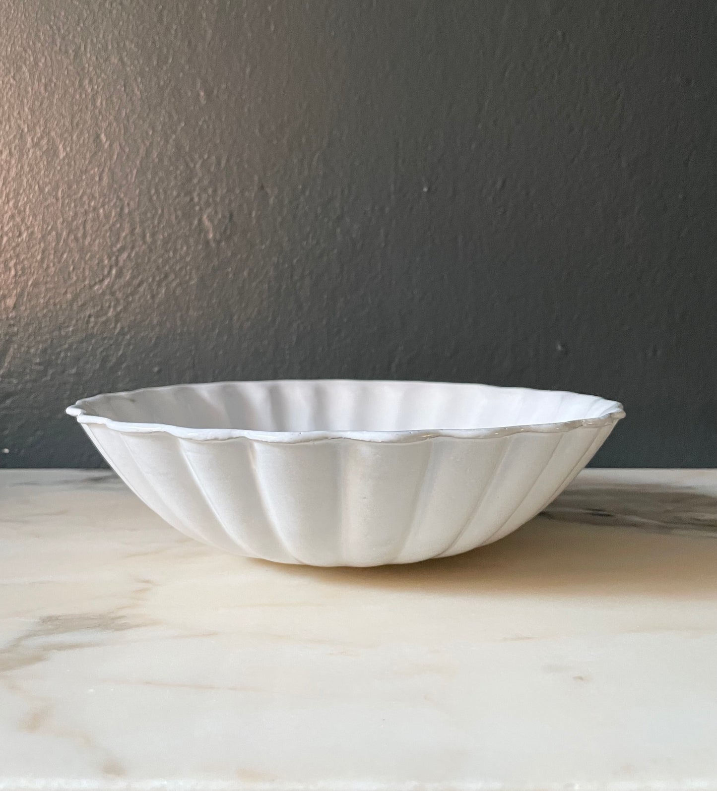 Round Peggy salad bowl