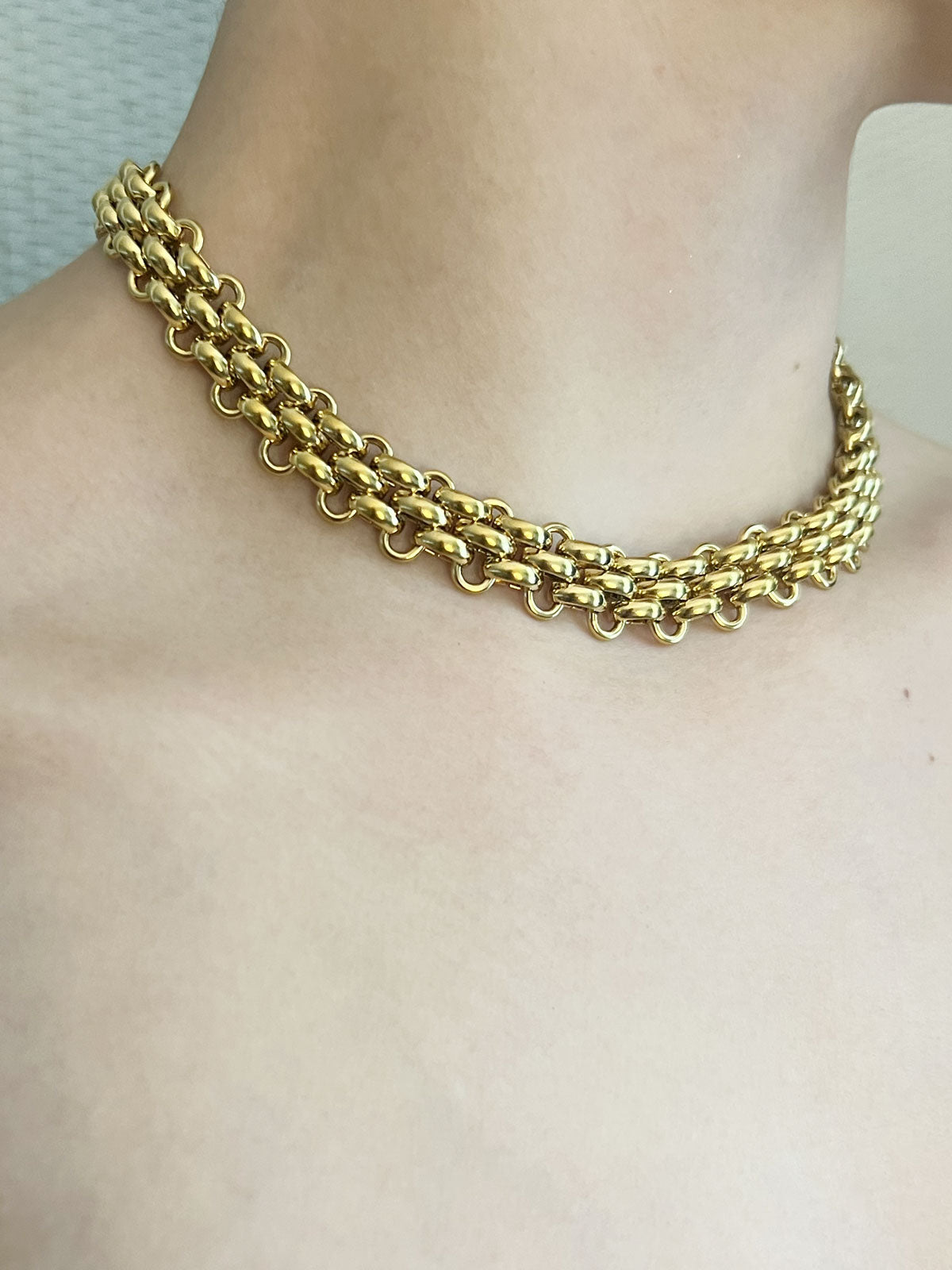 Strata necklace gold