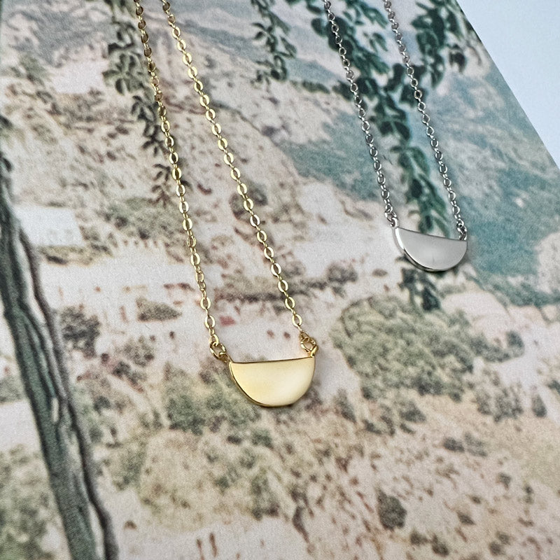 Gold swing necklace