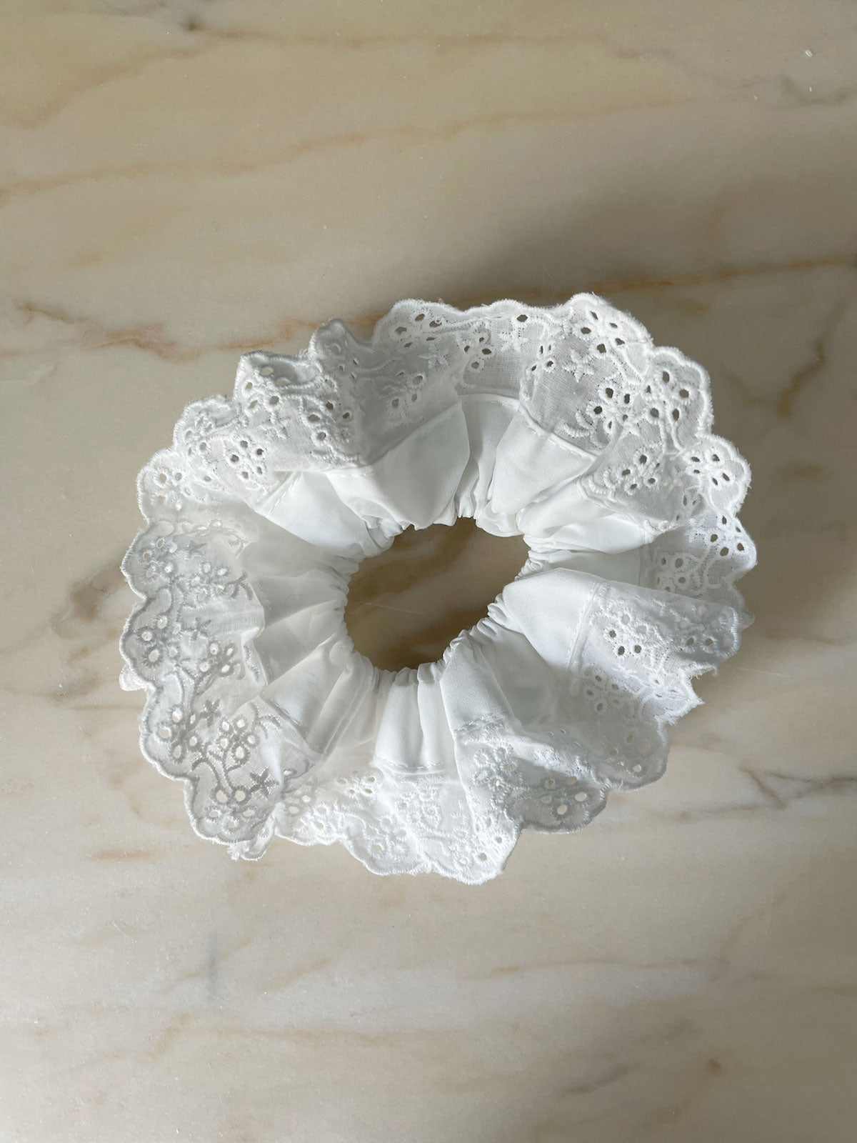 Whisper scrunchie white