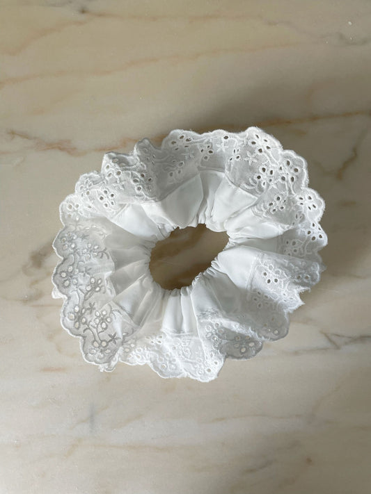 Whisper scrunchie white