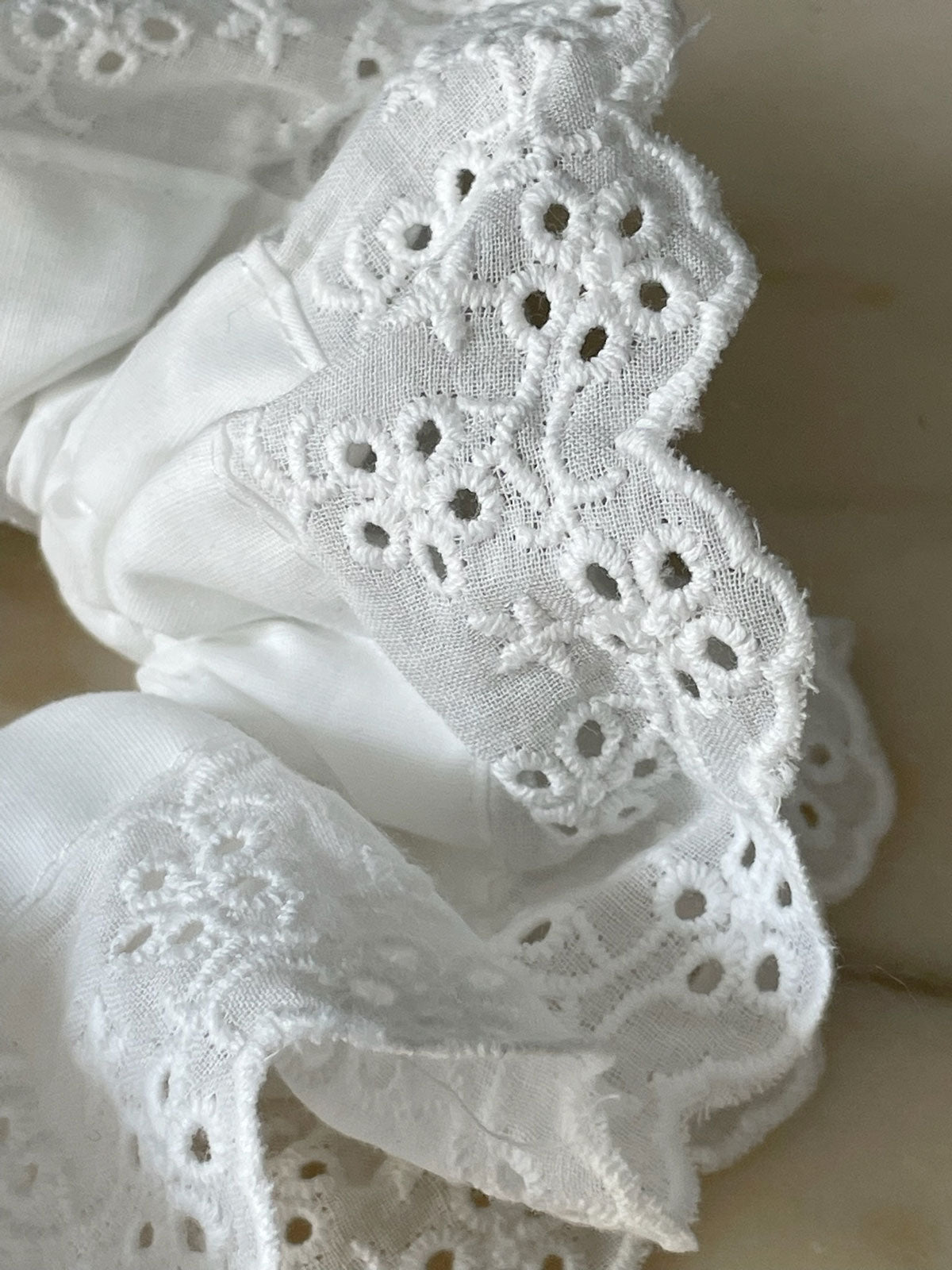 Whisper scrunchie white
