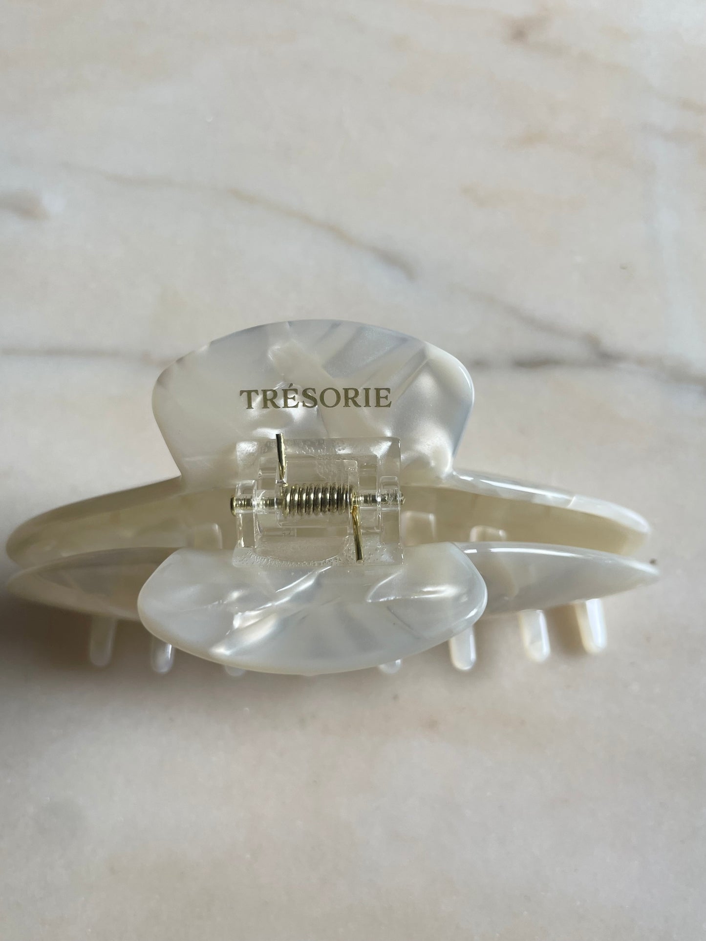 Chloe hair claw Pearly