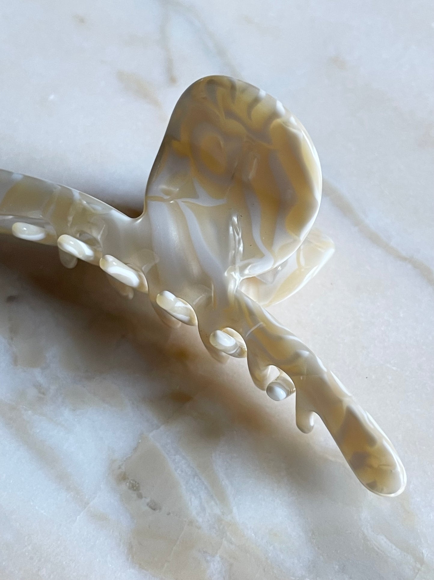 Mona Hair Claw cream