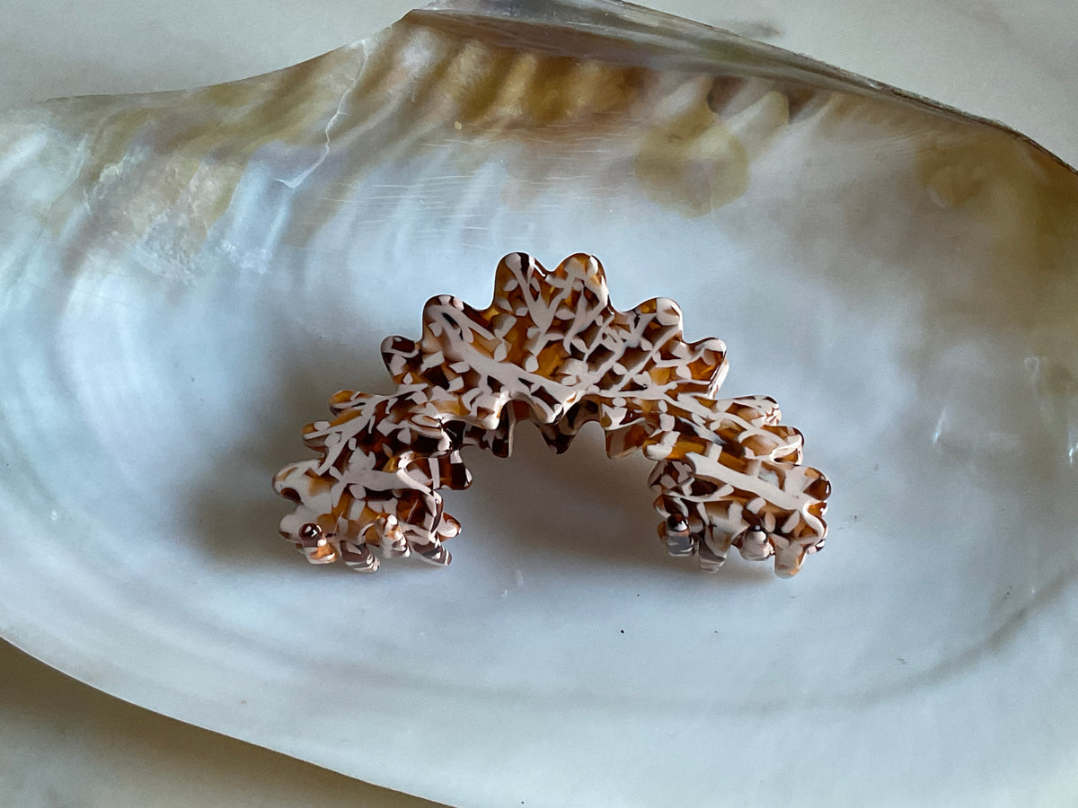 Della hair claw nougat