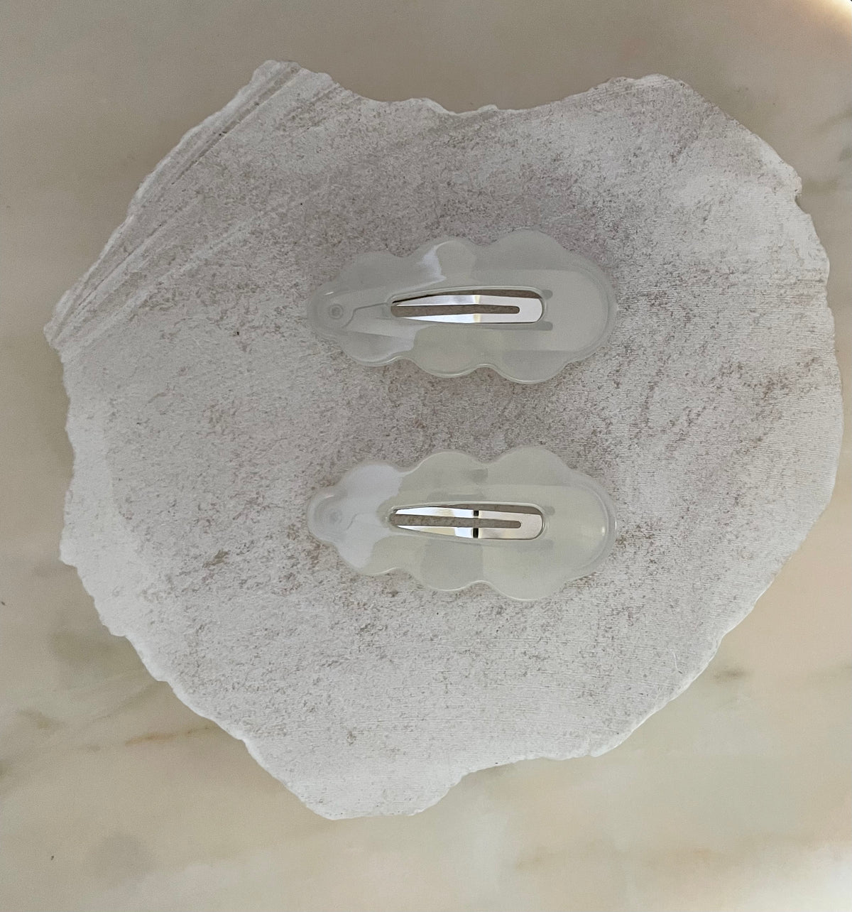 Scallop click clip white