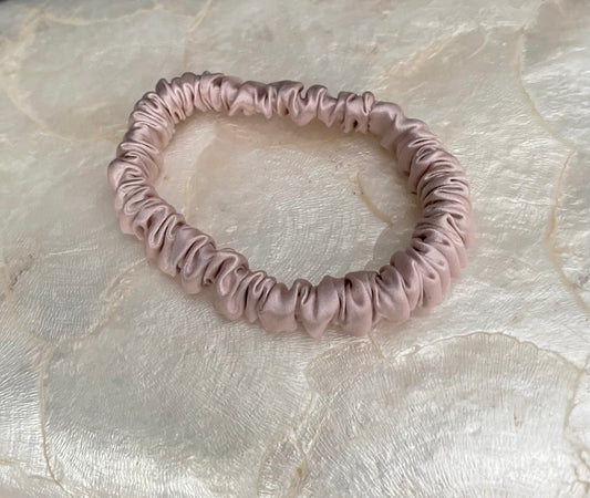 Aurora silk scrunchie pale pink
