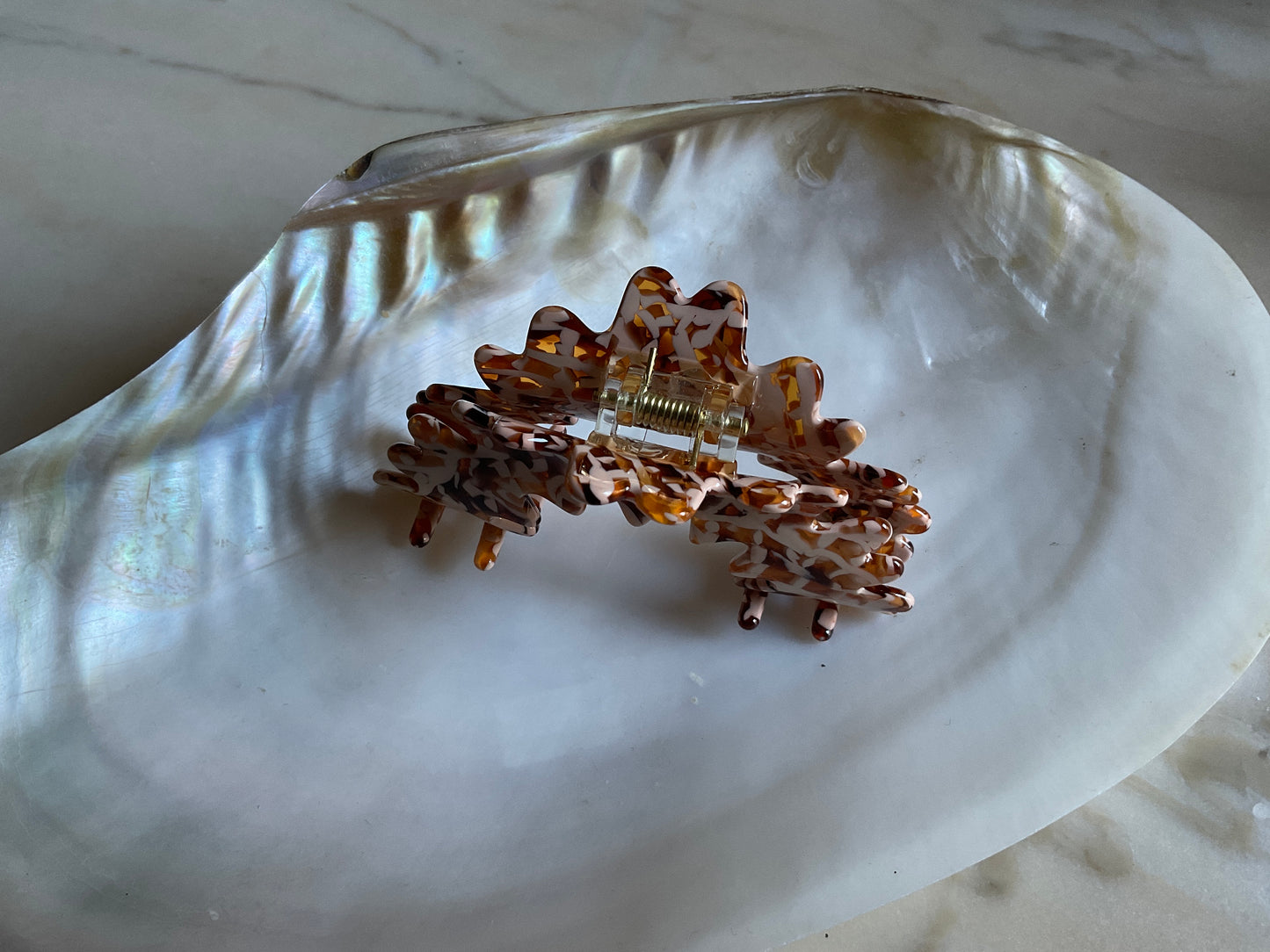 Della hair claw nougat