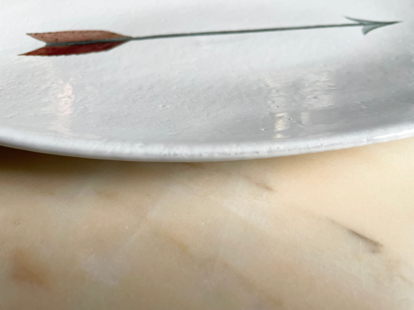 Oval arrow platter