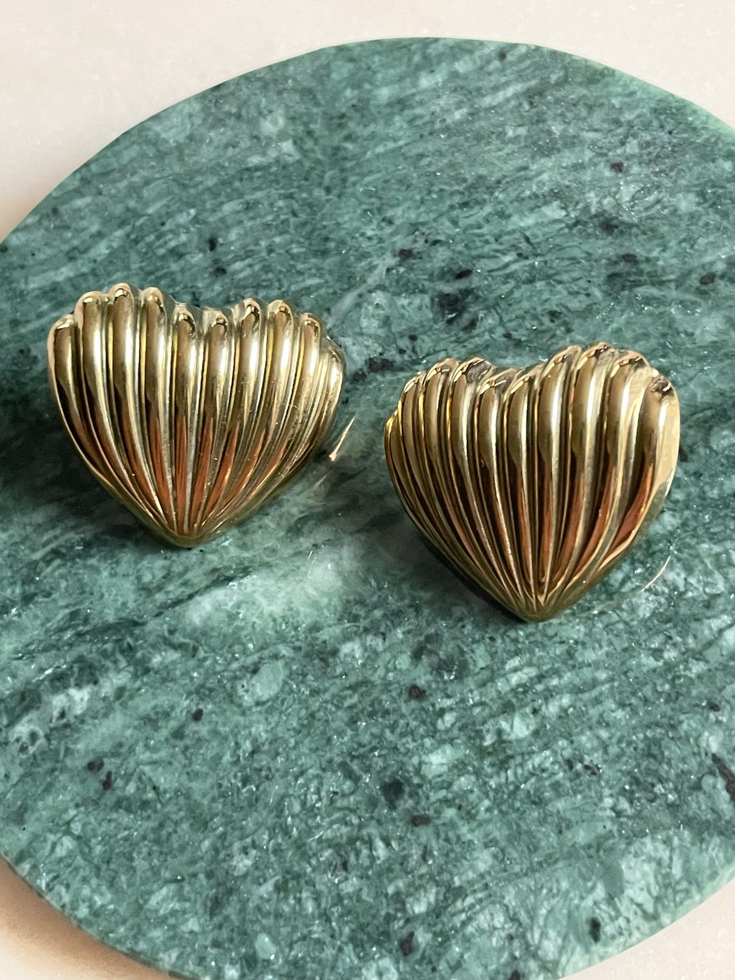 Bold Heart earring gold