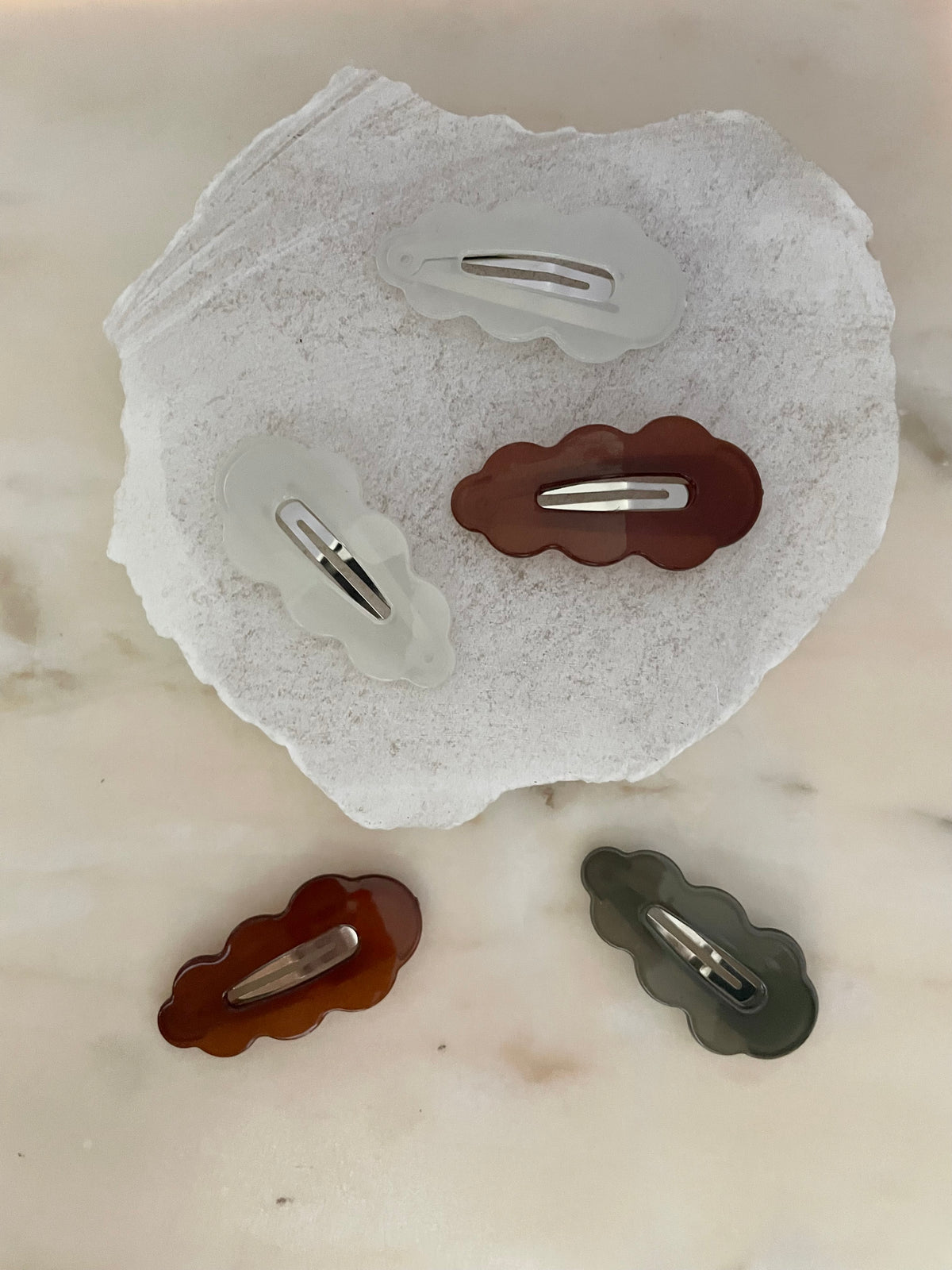 Scallop click clip white