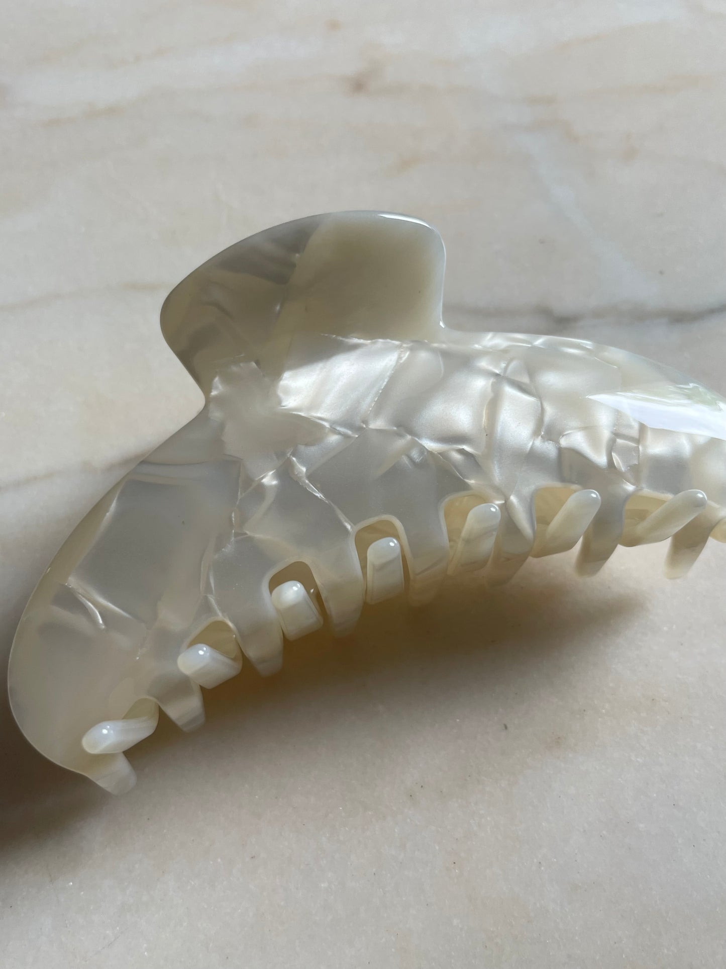 Chloe hair claw Pearly