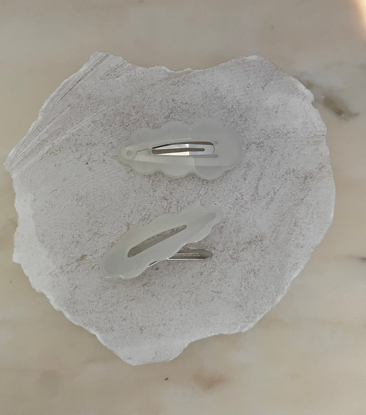 Scallop click clip white