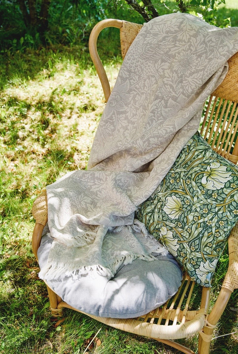 William Morris Anemone throw blanket Beige