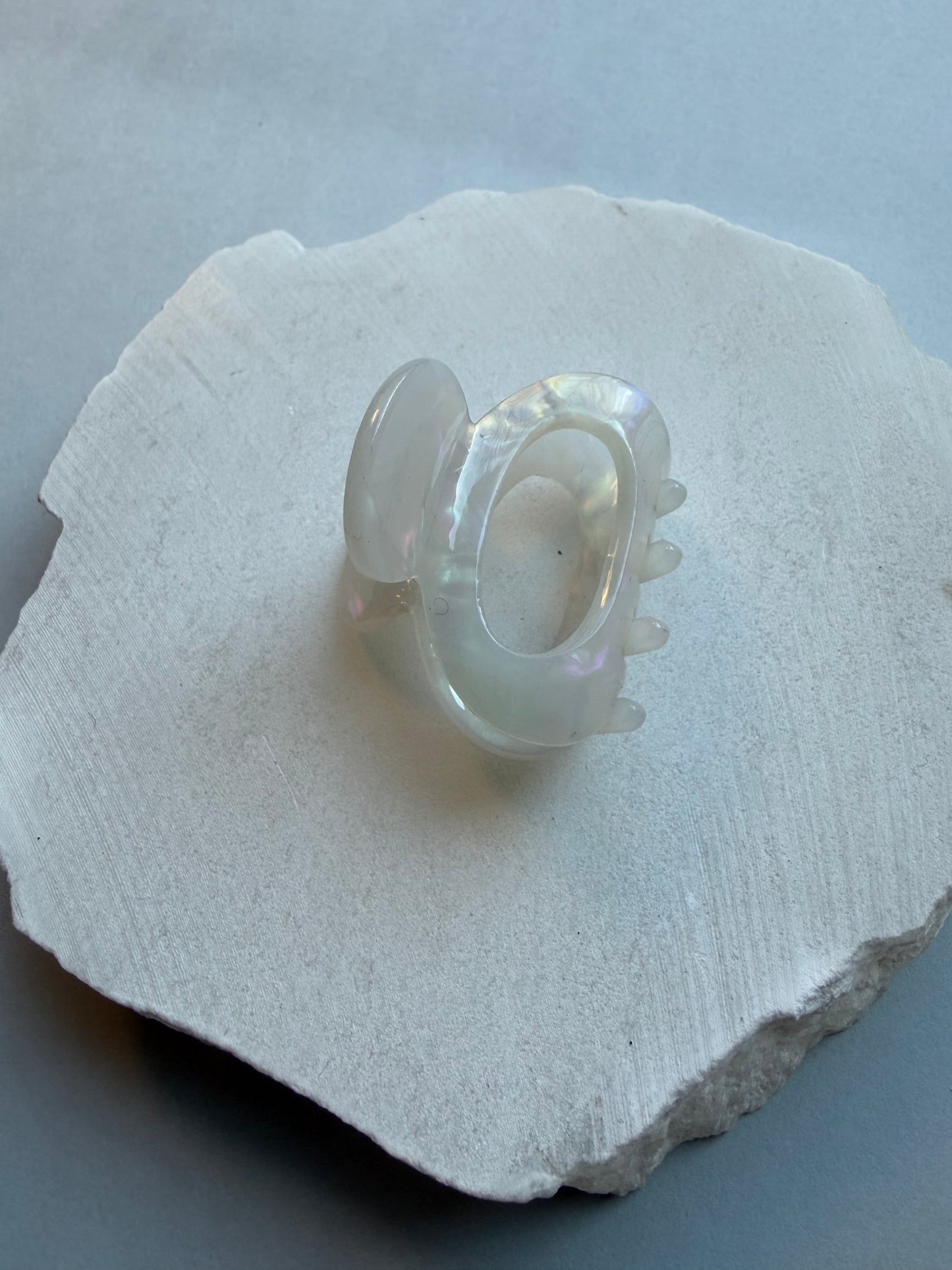 Lola hair claw pearl white