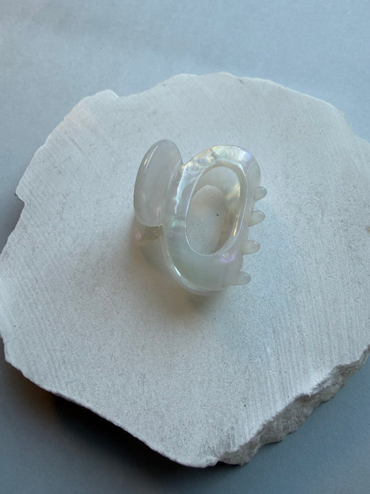 Lola hair claw pearl white