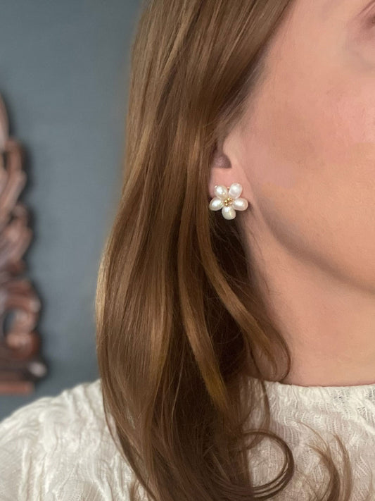 Daisy pearl earring