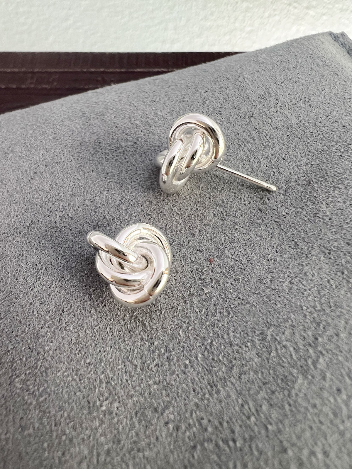 Knot earring silver