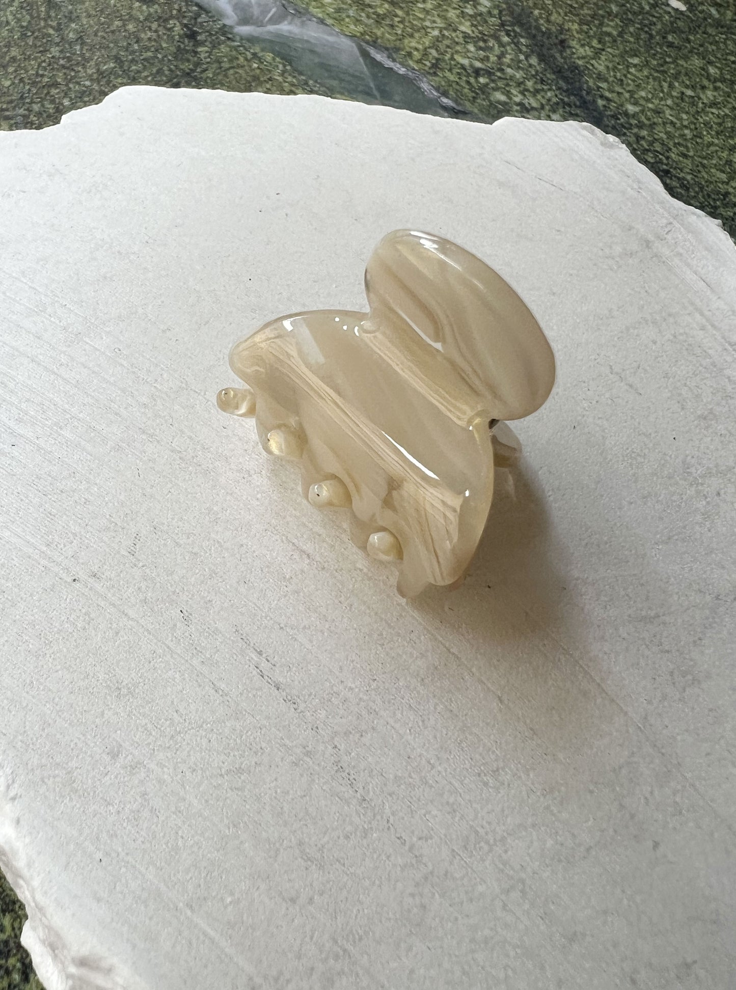 Lola mini hair claw light ivory