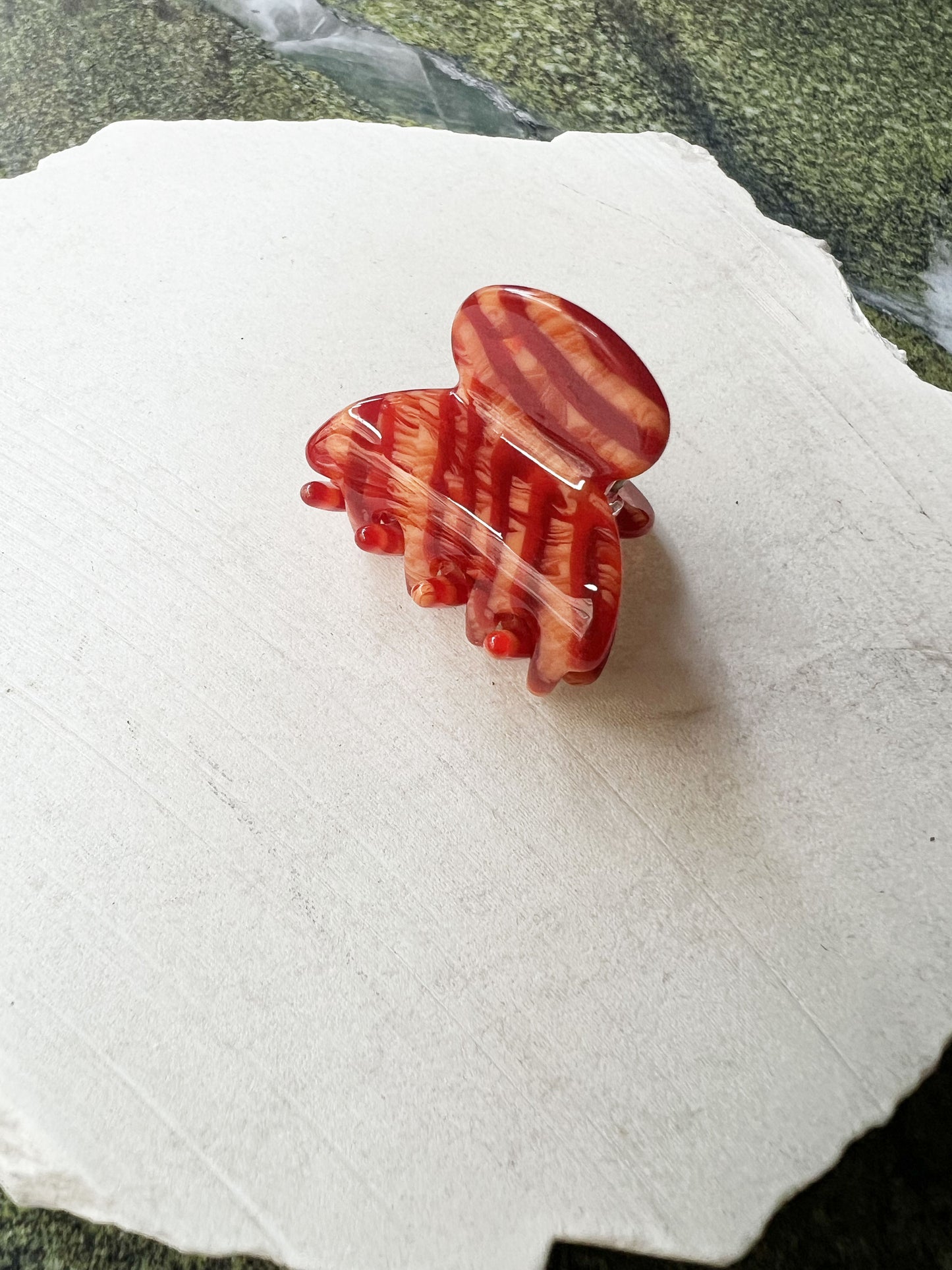 Lola mini hair claw red stripes