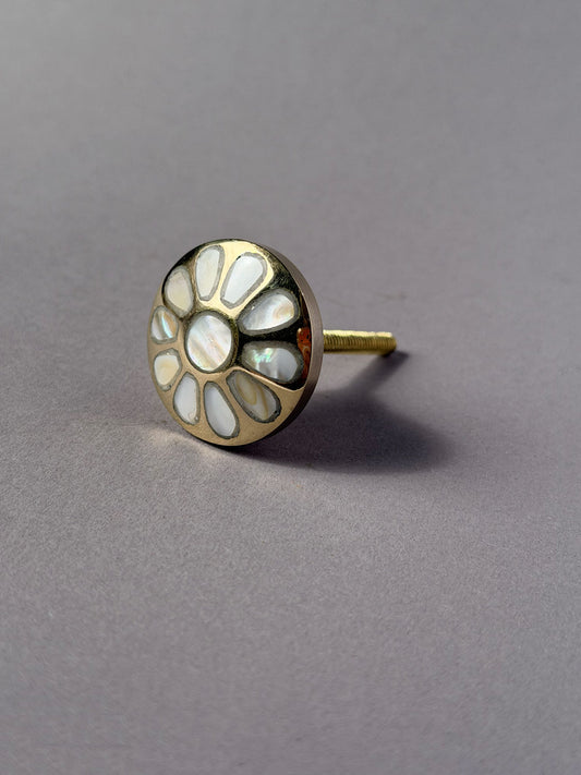 Brass knob Pearly