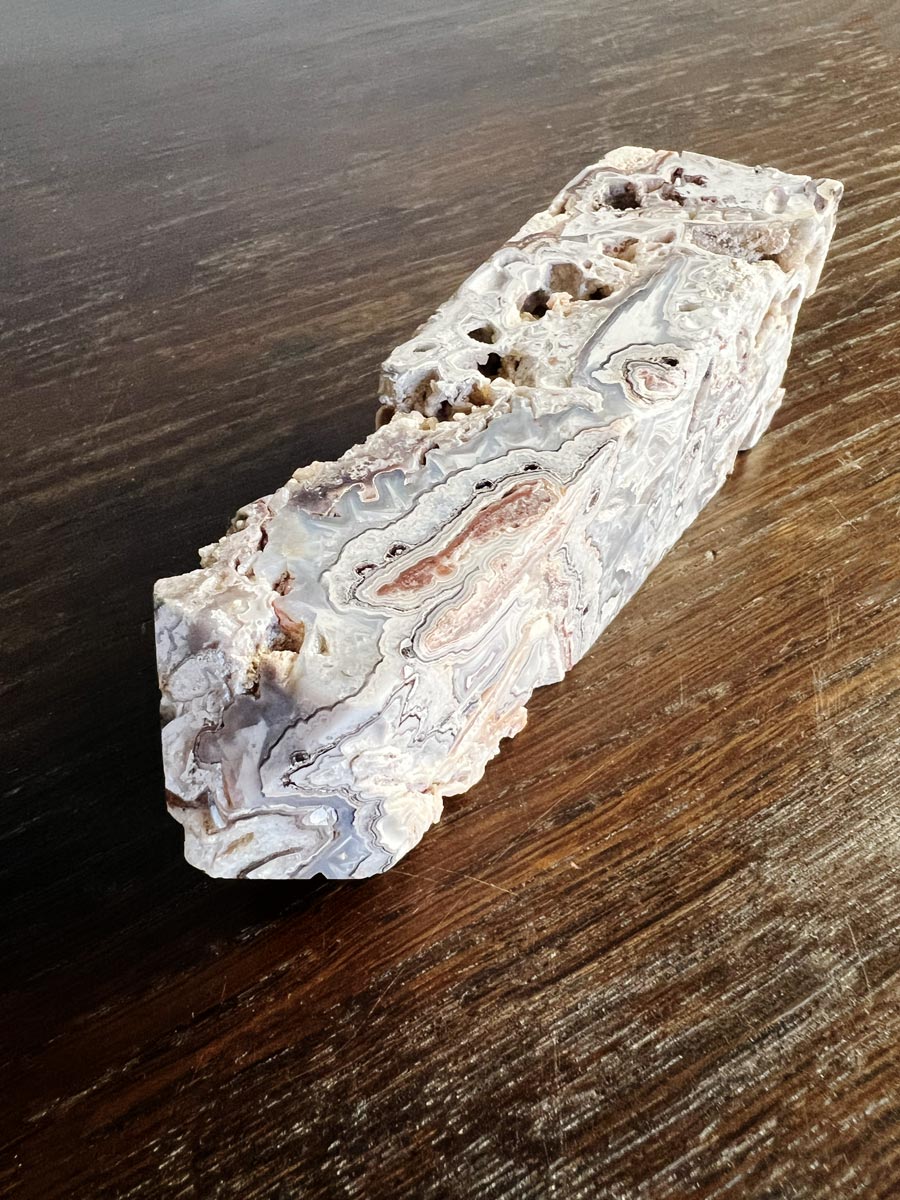 Moxo agate mineral specimen