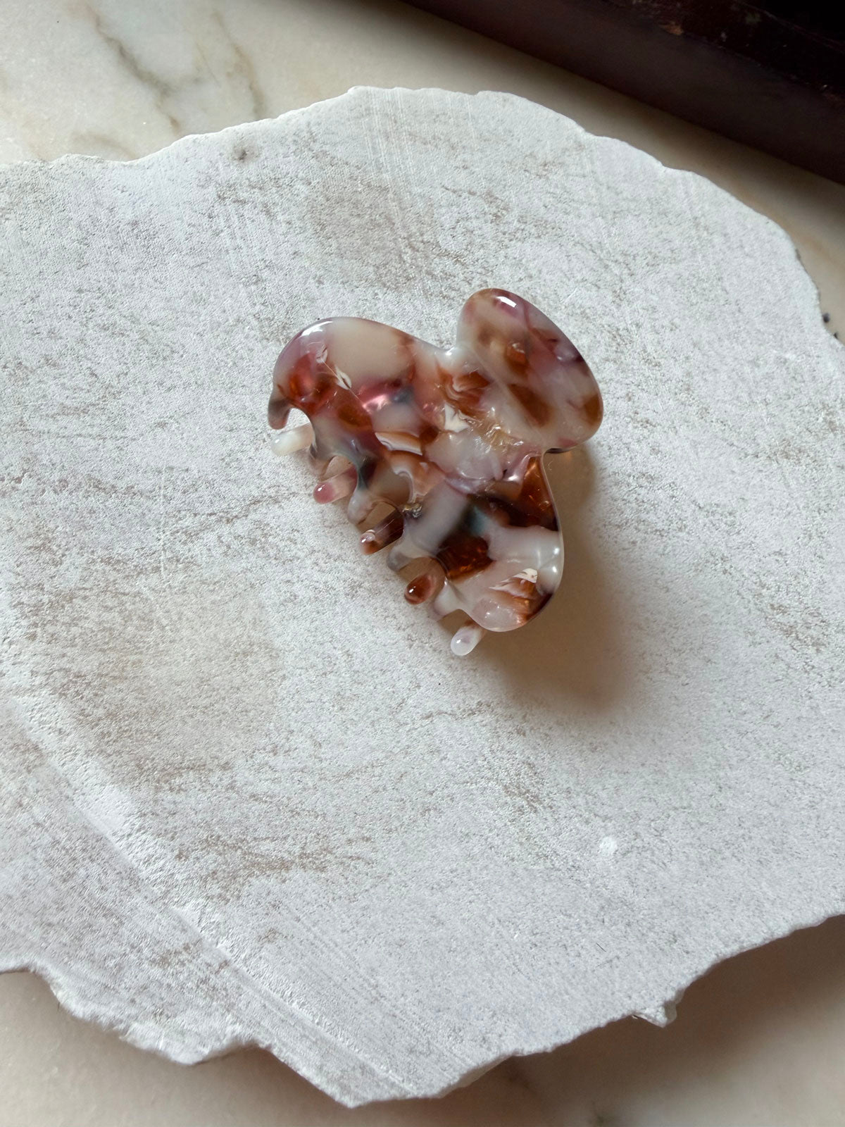 Simone Hair Claw – Amber Marble