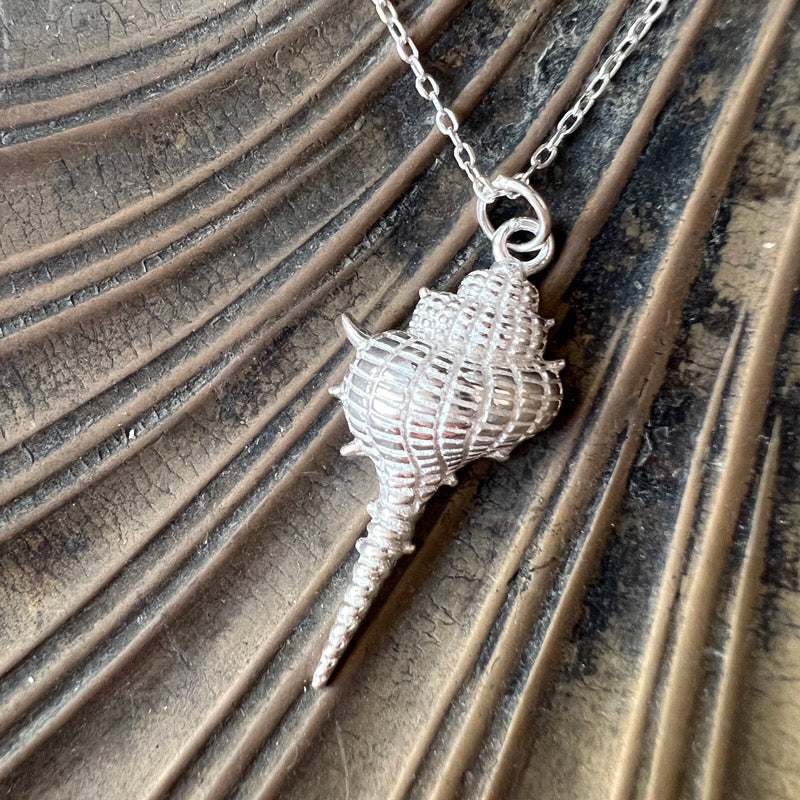 Silver shell necklace