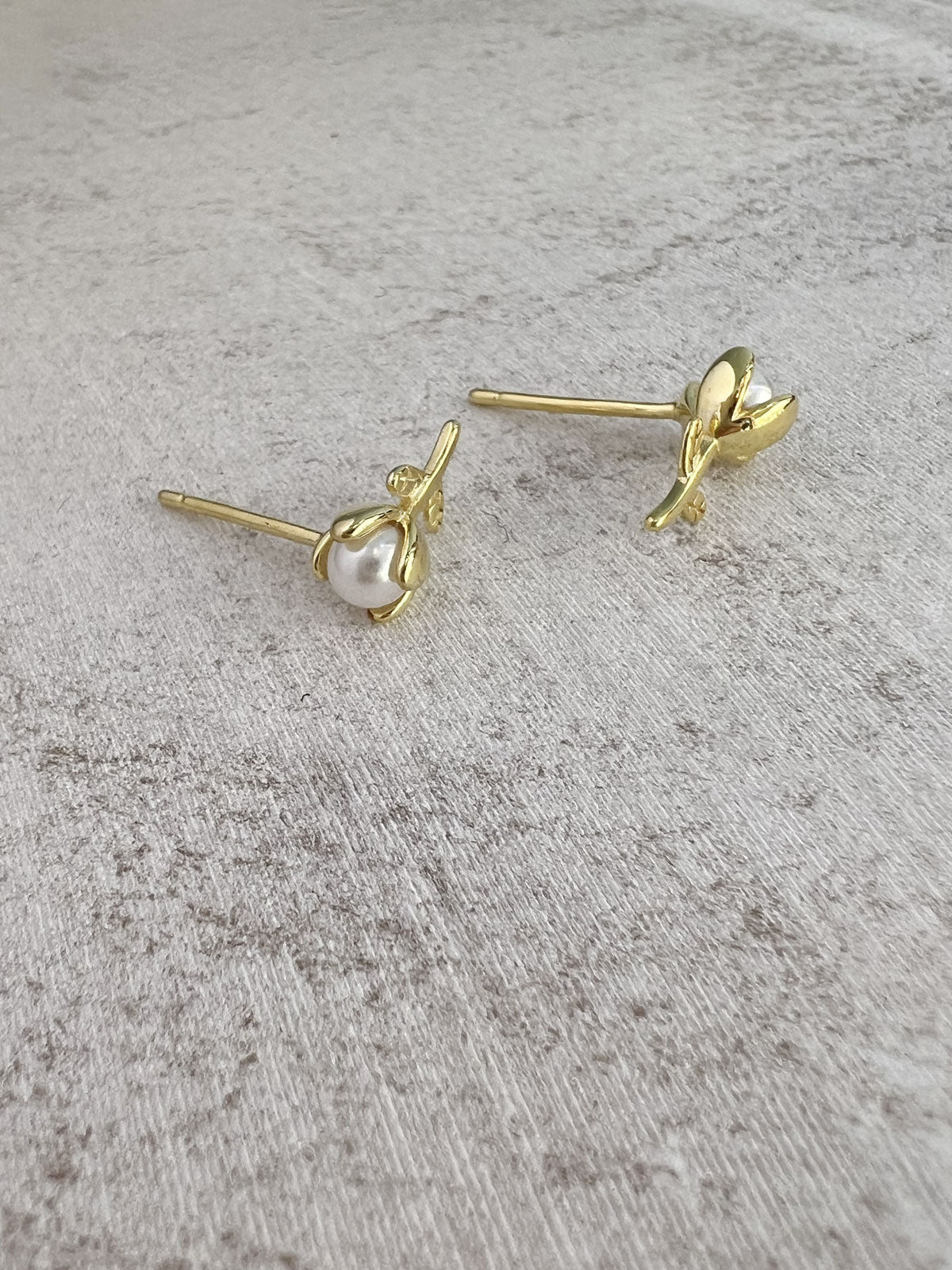 Tulipe pearl stud gold