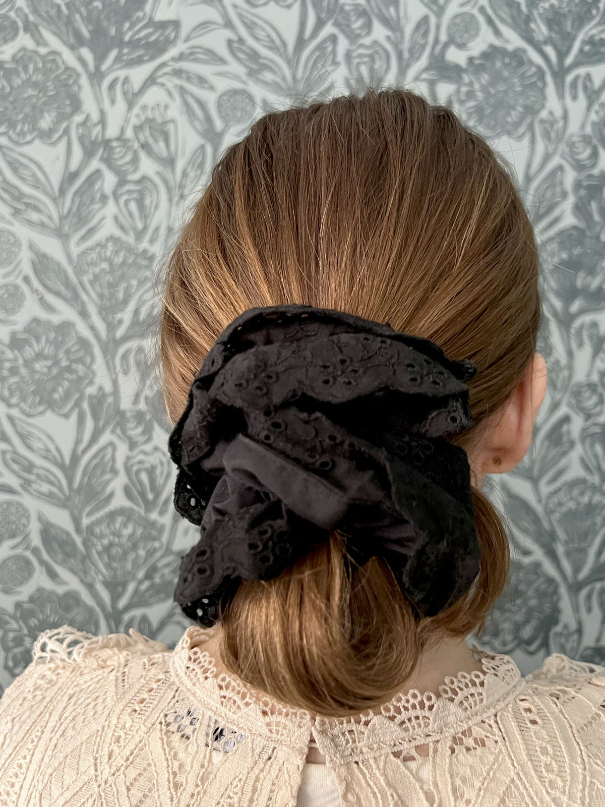 Whisper Scrunchie Black