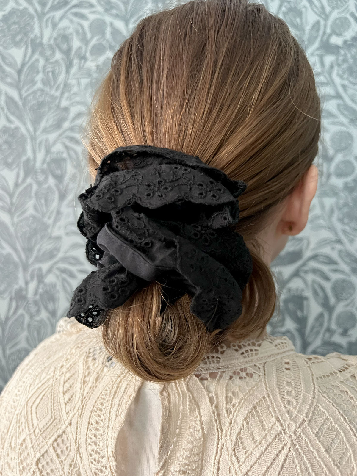 Whisper Scrunchie Black