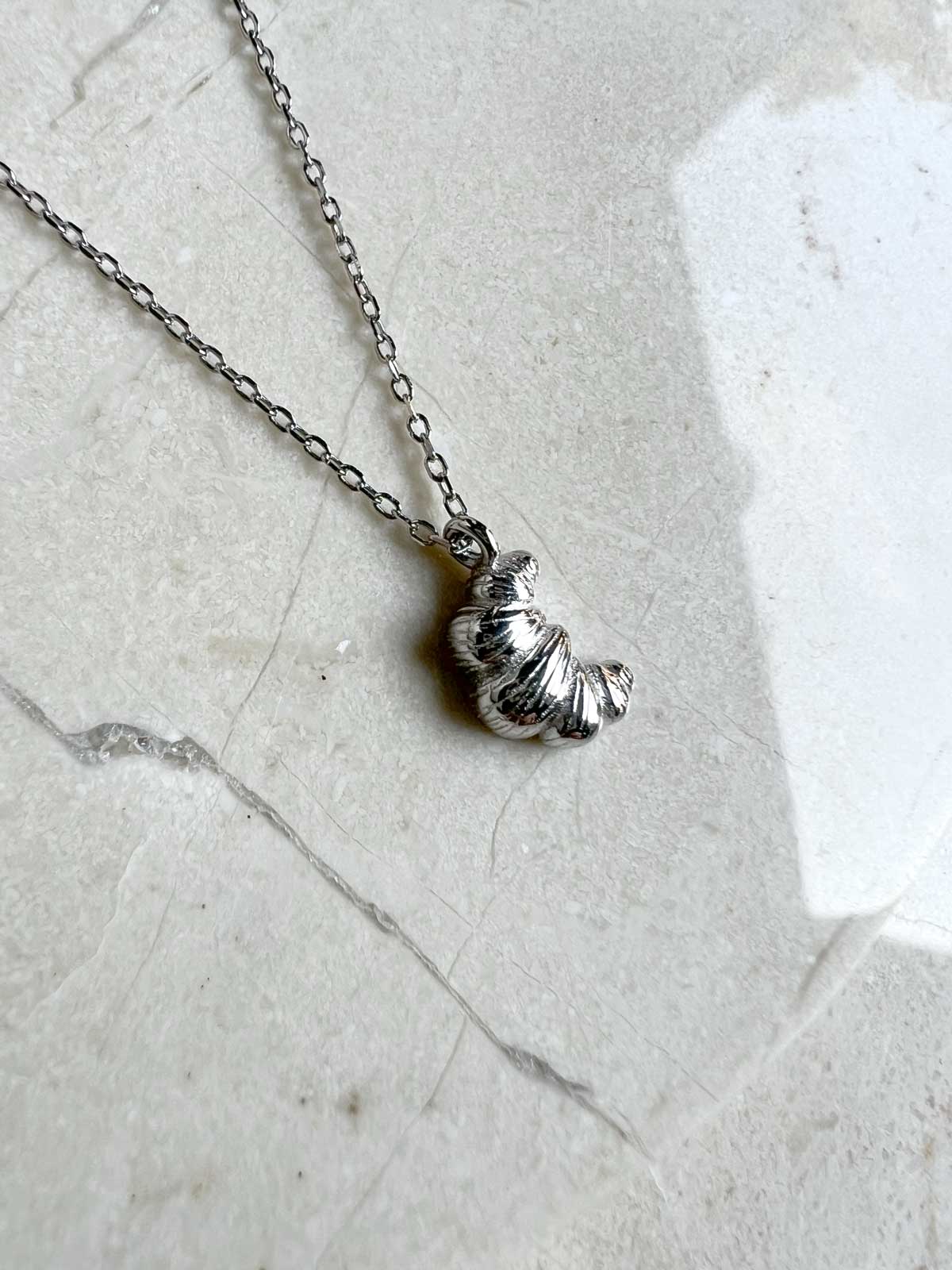 Croissant necklace silver