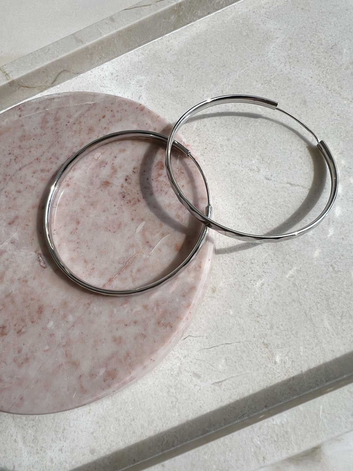 Disco ear hoop silver