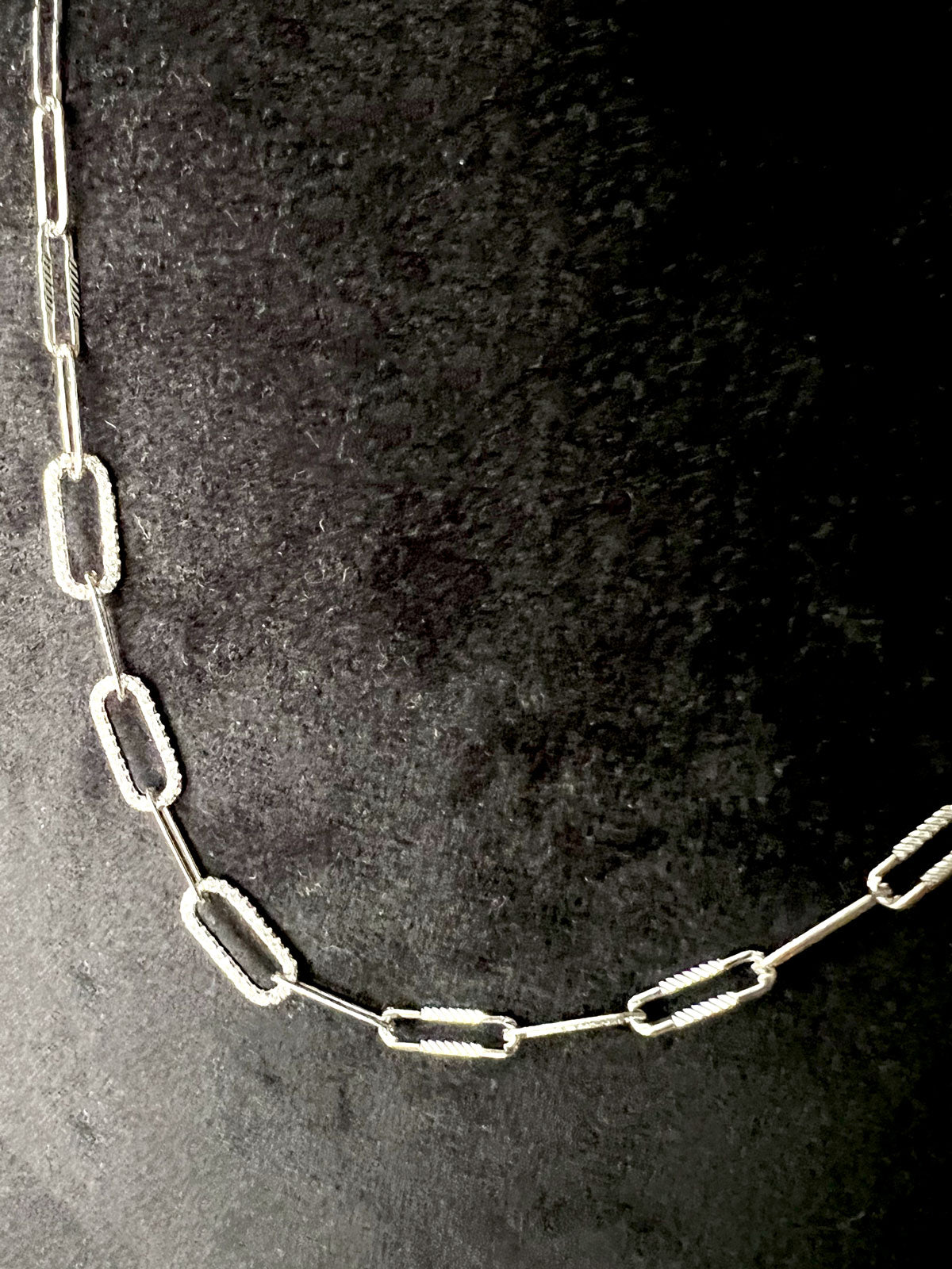 Link chain with zircon