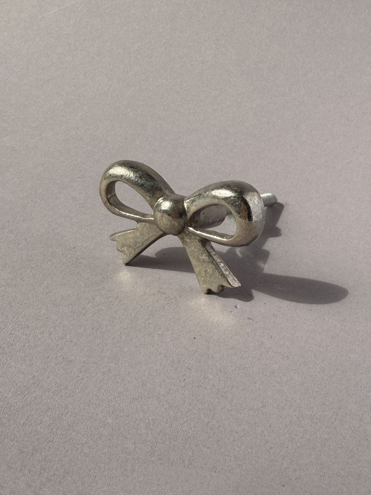 Cast iron knob small bow silver