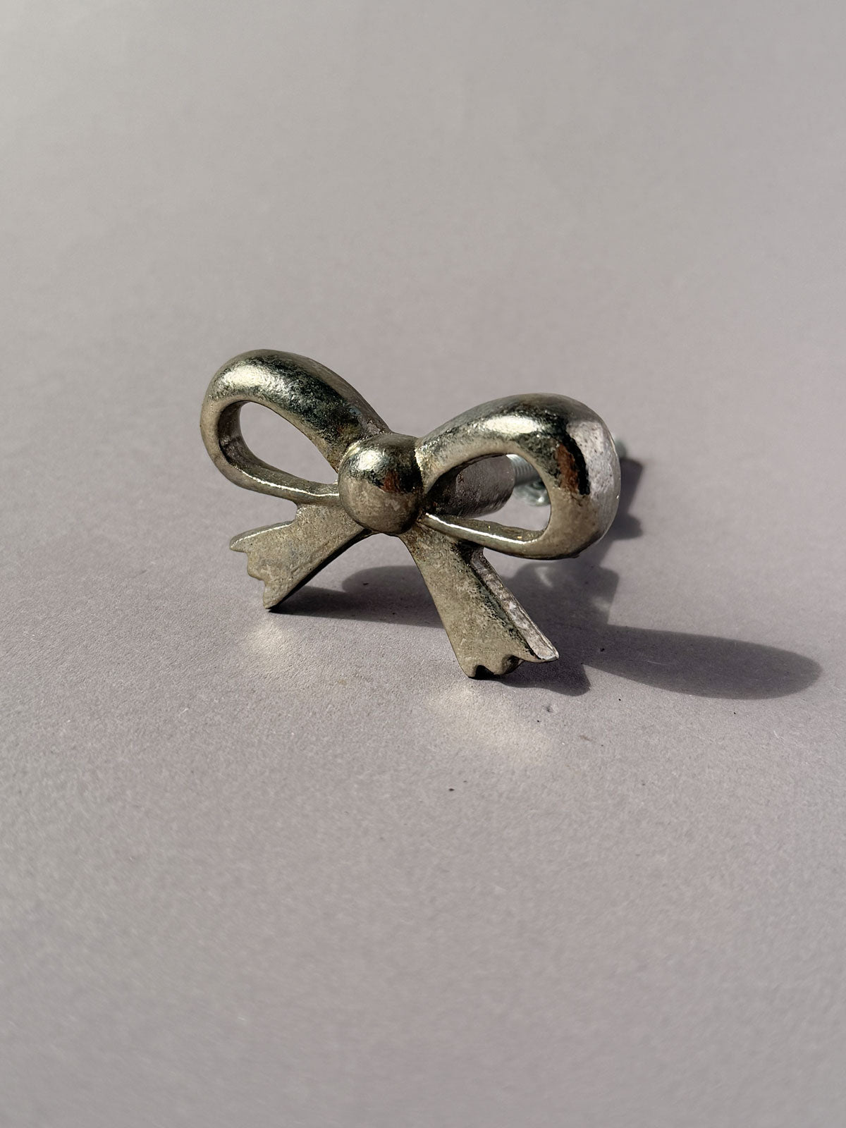 Cast iron knob small bow silver