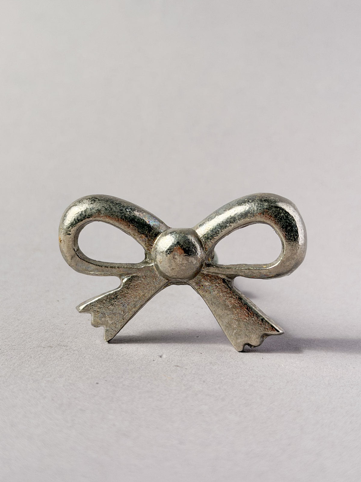 Cast iron knob small bow silver